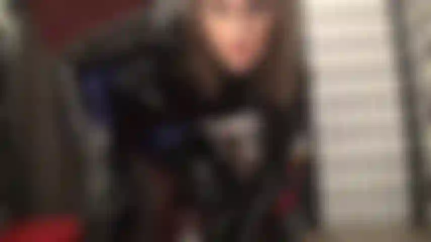 Herrin, und erfülle alle ihre fetisch-kriterien in diesem outfit aus dunkelblauen lycra-strumpfhosen unter einem schwarzen pvc-body und hohen stiefeln.