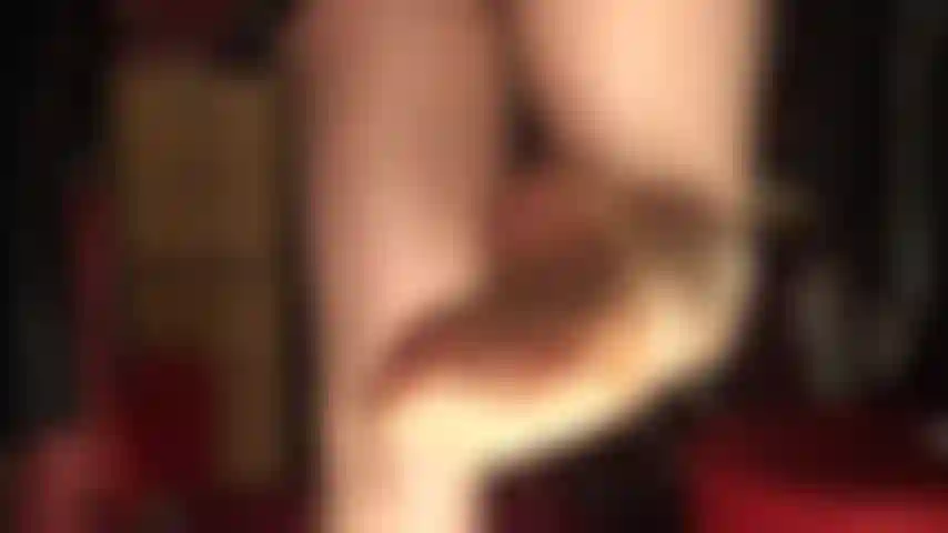 Genießen sie die aussicht auf ihre strumpfhosengöttin, ziehen sie eine weitere glänzende strumpfhose darüber und schlüpfen sie in sexy lederpantoletten, um sich damit necken zu lassen.