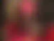 Schwarze strumpfhose und neongelbe peeptoe-pumps für beinliebhaber. Übereinandergeschlagene beine, high heels, nylons.