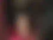 Herrin vivian sieht in ihrer schwarzen satinbluse mit rüschen und ihrer reitgerte und ihren lederhandschuhen umwerfend aus. Du würdest es genießen, diese peitsche zu spüren.