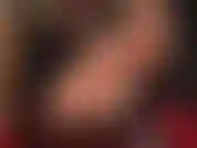 Herrin, und stellt ihre nackten füße hoch, damit ihre fußjungen sie anbeten können.