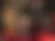 Sexy beinverführung – hautfarbene gestreifte strumpfhose, kurzes lackkleid, lederhandschuhe und pantoletten.