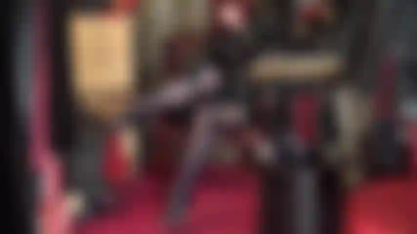 Die ihrer liebe zu beinen in strumpfhosen frönt – bewundern sie die langen, in nylon gekleideten beine der herrin in marineblauen, glänzenden strümpfen mit riemchen-stilettos.