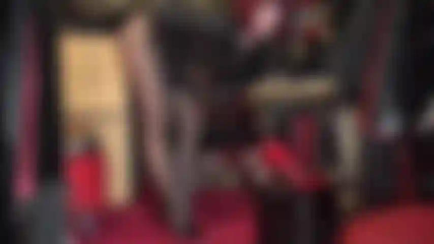 Ein riesiger schwarzer schwanz erregt deinen kleinen penis. Oh, ich weiß, wie sehr du dich nach einem großen schwarzen schwanz sehnst, danach, ihn in deinem gesicht geklatscht zu spüren, ihn pochen zu fühlen und in deine enge arschfotze gezwungen zu werden.