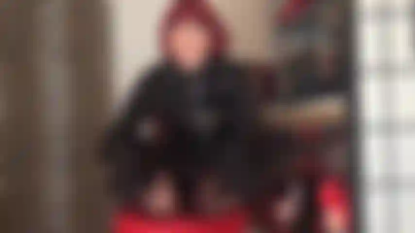 Fußfetisch in vintage-nahtstrümpfen – die herrin trägt schwarze leggings, damit du dich voll und ganz auf die wundervollen nylonfüße konzentrieren kannst.