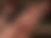 Die perfekten nackten füße der herrin wackeln langsam in deinem gesicht, während ich deinen schwanz mit bloßen händen streichle.