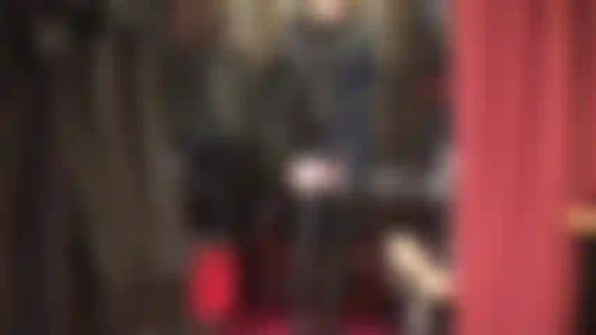 Eine göttin, ganz in schwarzes leder gekleidet.