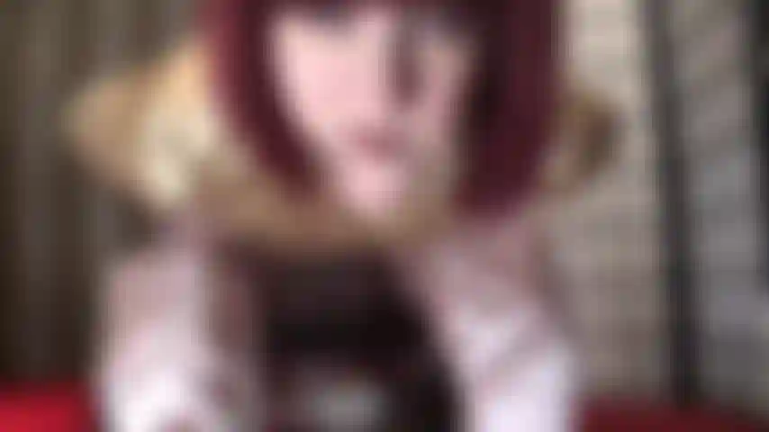 Eine göttin aus glänzendem satin, die ich verehre und mit spucke spiele.