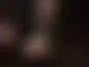 Herrin zerreißt ihre schwarze strumpfhose und enthüllt ihre leckeren nackten zehen.