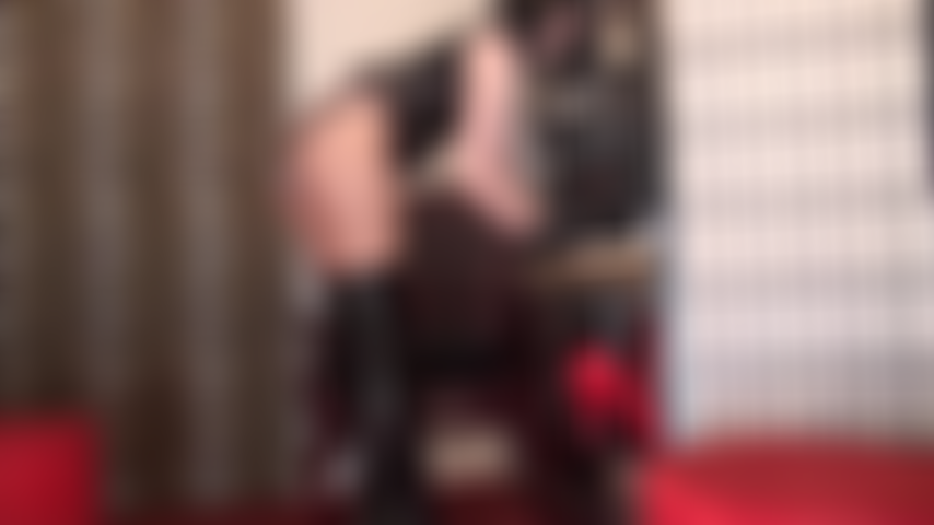 Luxuriöse satin-höschen zum anmachen – dieses paar gold- und braunglänzender satin-höschen ist eines der lieblingsstücke meiner herrin. Es wird schnell ihres werden …