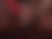 Mit bloßen händen streichle ich einen weißen strap-on. Du liebst es, wenn ich meinen großen schwanz streichle, der eingeölt und so glänzend ist, und mit meinen sexy langen fingern am schaft entlangfahre … necke die eier …