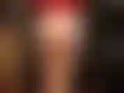 Satin-fetisch – sie lieben das seidige gefühl und den wunderschönen glänzenden look von satin. Wow, herrin trägt rote slips mit weitem rücken und eine passende rote bluse, darüber glänzende strumpfhosen und vintage-hüfthalter.