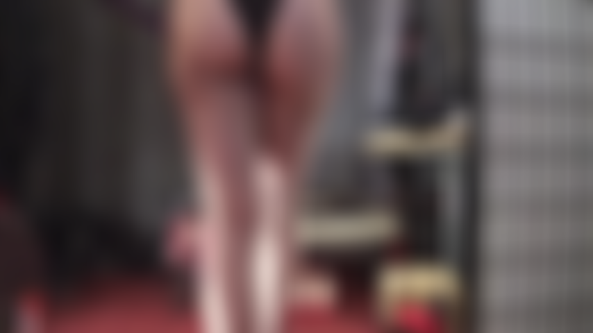 Hübsch in lila – seidige spitzenstrümpfe und spitzenhöschen.