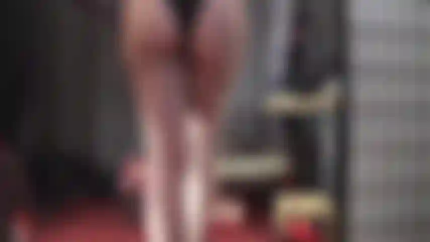 Hübsch in lila – seidige spitzenstrümpfe und spitzenhöschen.