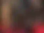 Trage glänzende fetischhandschuhe aus pvc-vinyl und streichle und lecke 25 cm hohe, glänzende, extrem hohe plateauschuhe aus silber.