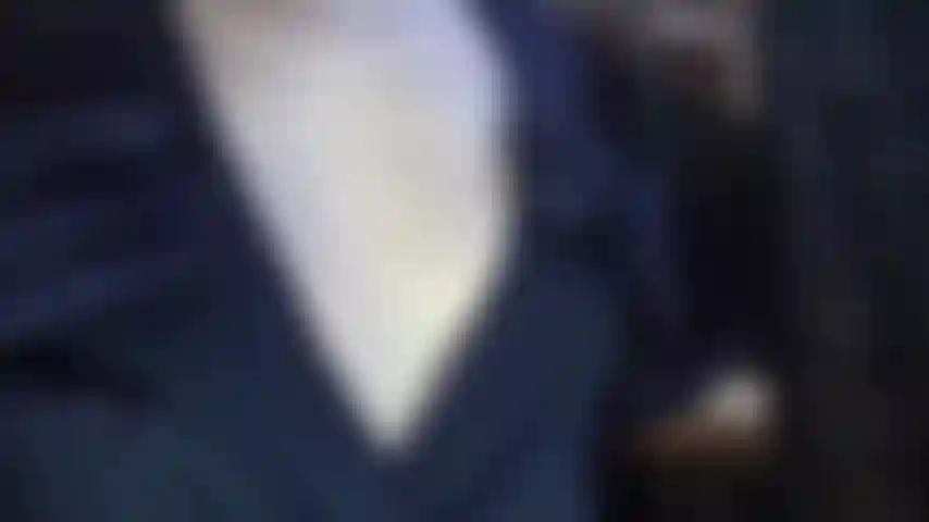 Tief ausgeschnittener bodysuit zum anmachen – die brust der herrin sieht in diesem marineblauen bodysuit so verführerisch aus. Möchten sie angefixt werden?