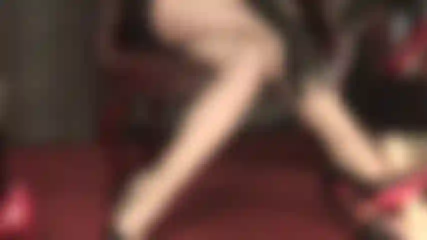 Herrin vivian hat die volle kontrolle über ihren schwanz – ihre stiletto-pumps mit den roten sohlen und ihre in glänzende strumpfhosen gehüllten beine und füße haben die macht, sie trocken zu melken.