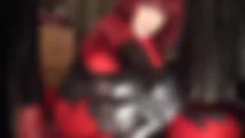 Bösartige augen und lederfinger – ich würge dir die kehle zu, während ich dir in die augen starre. Du bist süchtig nach dem gefühl, wenn meine lederhandschuhe dir den atem rauben.