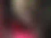 Sinnliche reize in strümpfen über strumpfhosen, glänzenden high heels und einem knappen latex-minirock, lederkorsett und blonder perücke. Sexy beinreize, arschverehrung, überkreuzte beine...