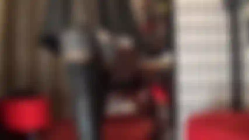 Die göttinnen aus leder anbetet. Die herrin trägt wunderschönes schwarzes leder, einen engen minirock und hohe overknee-stiefel, darunter mehrere schichten strümpfe und strumpfhosen.