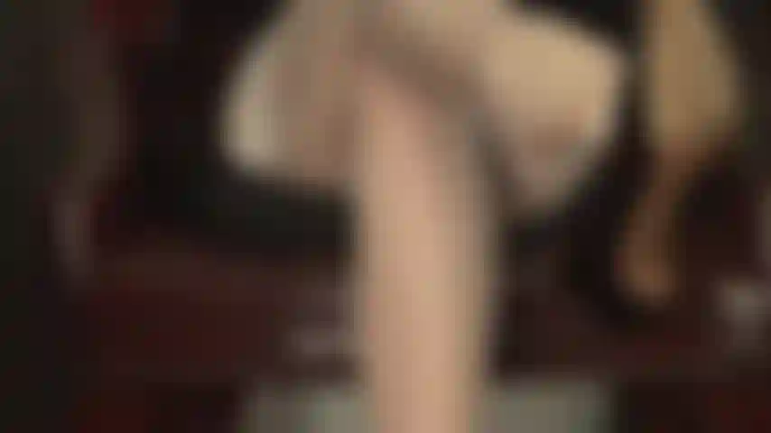 Seidig-durchsichtige weiße ff-vintage-nylonstrümpfe – es sind die naht, der kubanische absatz, der schöne glanz dieser von strumpfbändern gehaltenen vintage-strümpfe, die ihr nylon-herz höher schlagen lassen.