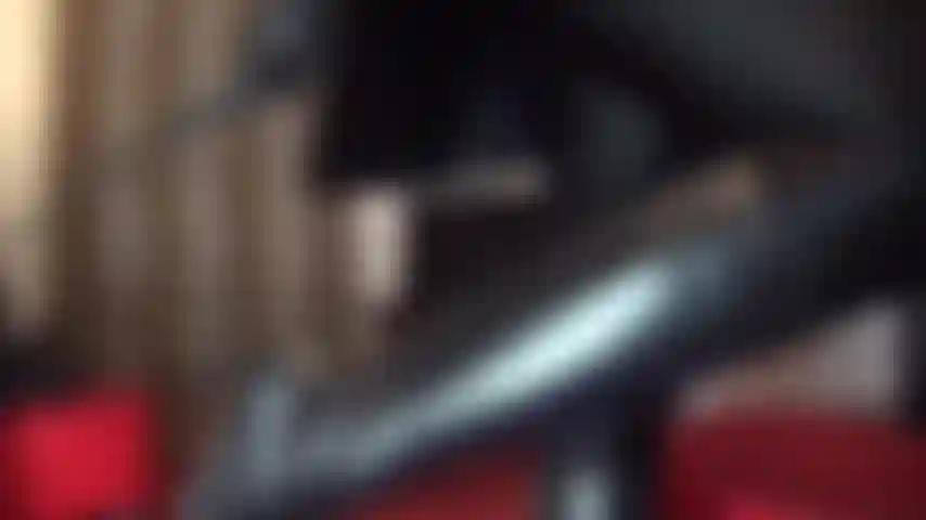 Eine lederherrin, stiefelanbetung, reitgerte – ich spiele mit der vorstellung, die lederhandschuhe, stiefel und peitsche der herrin zu spüren …