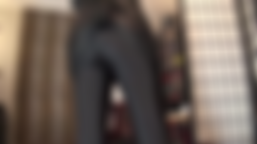 Die ihren arsch in engen schwarzen spandex-leggings verehrt.