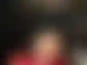 Eine blonde herrin in leder, die mit nackten füßen neckt.