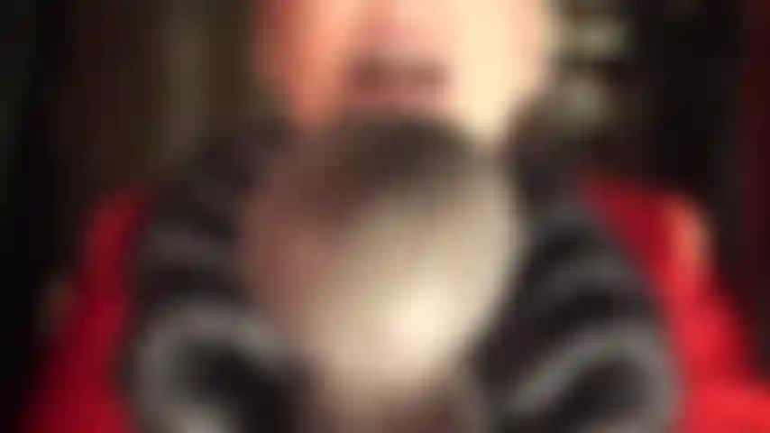 Herrin füttert dich mit einem dicken schwarzen schwanz. Schau in die blauen augen der herrin, öffne einfach deinen mund und entspanne deine kehle, um diesen großen schwarzen schwanz aufzunehmen. Lecker, nicht wahr?!