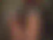 Je enger die hose, desto besser. Bete meinen arsch in engen pvc-jeans, shorts und roten leggings an.