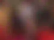 Herrin vivian neckt in schwarzen, durchsichtigen strumpfhosen, bevor sie zu sexy nahtstrümpfen und strumpfbändern wechselt.