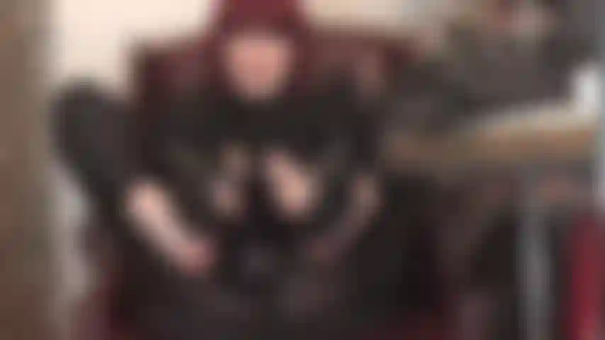 Footjob und handjob mit latexhandschuhen auf einem großen schwarzen schwanz, während ich einen riesigen schwarzen strap-on trage – herrin vivian reibt ihre duftenden nylonfüße und ihre in gummihandschuhen gehüllten hände über diesen großen schwarzen schwanz.