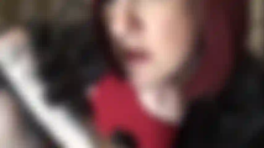 Handjob mit lederhandschuhen auf einem unbeschnittenen dildo.