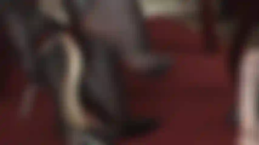 Eine fußfetischistin aus leder – diese umwerfenden lederhandschuhe und korsettpumps bringen ihr herz zum rasen … baumelnd, neckend, streichelnd …