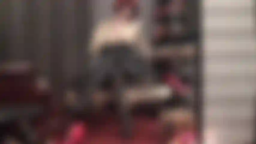 Eine goldene satinbluse, ein taillenkorsett aus leder, lederhosen, lederhandschuhe und lederstiefel – die kurven ihrer göttin sehen in engem leder und seidigem satin unglaublich aus.