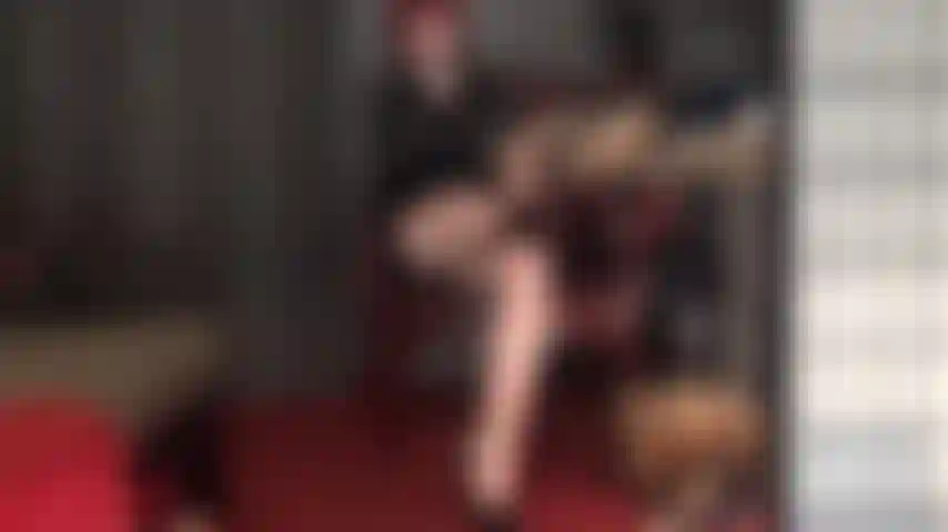 Hautfarbene strumpfhosen mit schwarzer naht verführen und reizen den beinliebhaber. Herrin vivian lässt langsam ihre finger und einen dildo über diese nähte gleiten.