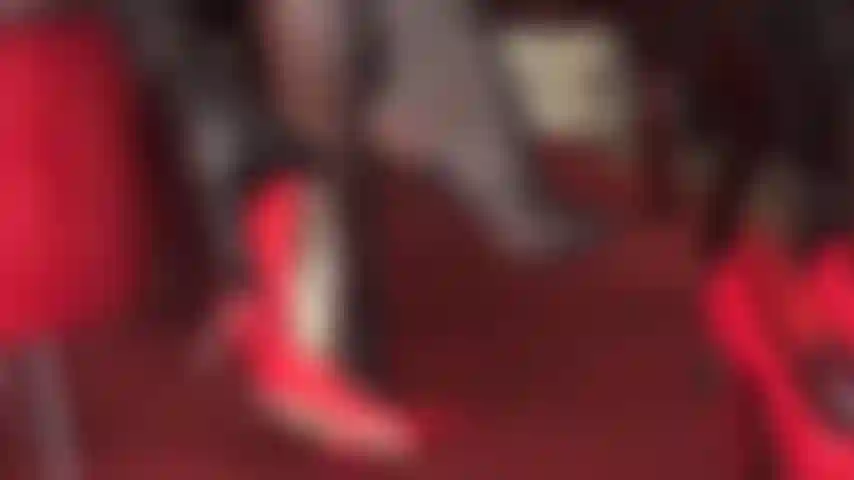 Liebhaberin von high heels – dieses unglaubliche paar glänzender roter stilettos gehört ihnen, damit sie es anbeten können, während sie zu füßen der herrin knien.