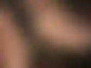 Herrin vivian zeigt ihren wundervollen hintern in glänzenden strumpfhosen und einem nylon-bodysuit, gepaart mit schwarzen lederstiefeln und ohne, und neckt mit ihrem in nylon gekleideten hintern und füßen.