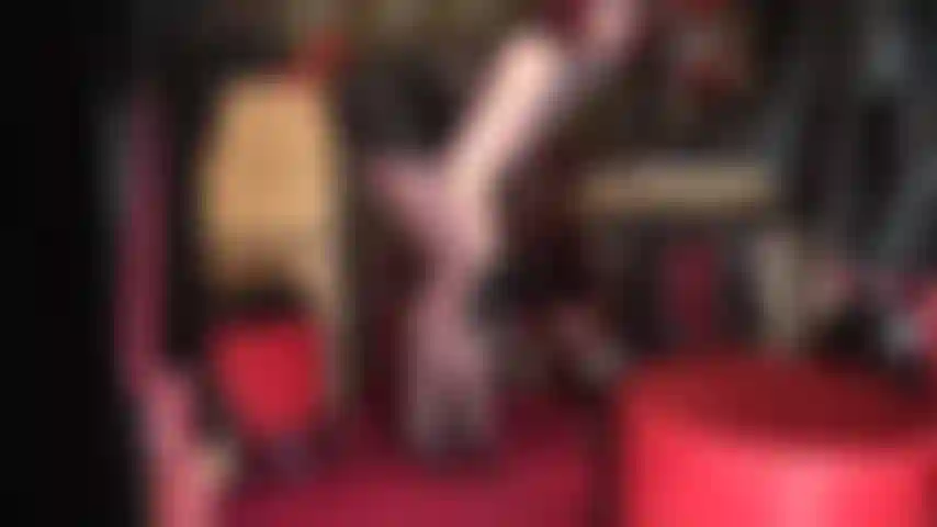 Heiße beine und ein arsch in dunkelbraunen strumpfhosen – du würdest dich gerne an diesen glänzenden nylonbeinen reiben dürfen. Herrin neckt deinen schwanz mit kurzen lederhandschuhen.