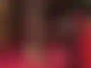 Die schwänze zertrampelt, in sexy plateaupumps mit leopardenmuster und hauchdünnen schwarzen strumpfhosen.