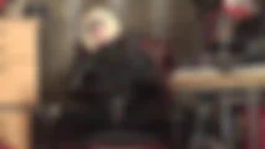 Eine blonde catwoman mit einem riesigen schwarzen strap-on – herrin vivian, gekleidet in einen glänzenden schwarzen pvc-catsuit, trägt einen ihrer riesigen schwarzen schwänze, auf dem sie reiten können.