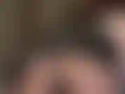 Eine unwiderstehliche, glänzende fetischgöttin – ein kurzes lackkleid und eine schwarze, transparente strumpfhose sind besonders aufregend für die arschverehrung.