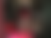Handjob mit handschuhen, spuckfetischspiel und bein-teaser in glänzendem latex.