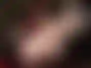 Herrin neckt den fetischisten für seidiges nylon und satin mit weißen spitzenstrümpfen, handschuhen, korsett und ihrem kleinsten strap-on.