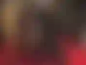 Glänzende schwarze gummihandschuhe für einen sexy, schlüpfrigen handjob.