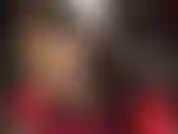 Glänzende goldene strumpfhosen und ein superkurzer schwarzer minirock aus latex lassen ihr herz schneller schlagen und ihren schwanz tropfen.