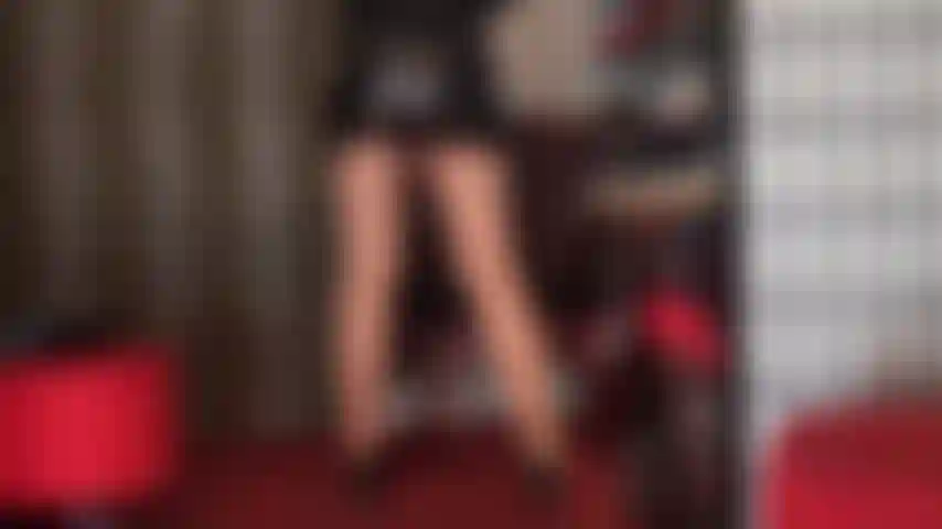 Dunkelbraune strümpfe und ein enger schwarzer pvc-rock sind ein echter hingucker – der hintern und die beine der herrin sehen in dieser farbigen strumpfhose und dem glänzenden minirock göttlich aus.