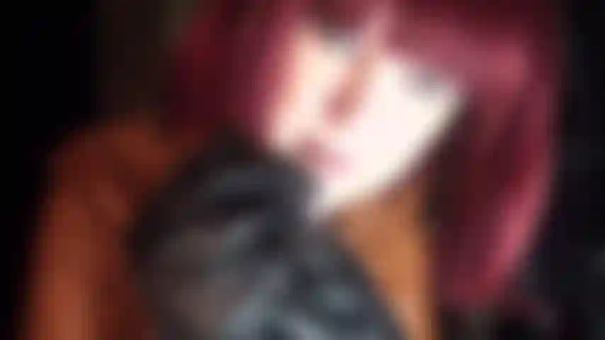 Berauscht vom leder der herrin – gekleidet in einen wunderschönen braunen ledermantel und weiche schwarze handschuhe, teilt die herrin ihren fetisch für leder.