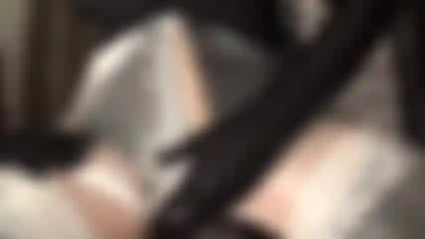 Zwei schwänze in glänzenden weißen strümpfen und strümpfen – die herrin lässt sie nach ihren zwei schwänzen und füßen in strumpfhosen sabbern.