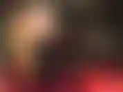 Perfekter geht es nicht ... Durchsichtige, hautfarbene strumpfhose, extra hohe, glänzende stiefel und ein vinyl-string-bodysuit, der so eng zwischen den arschbacken der herrin sitzt ...